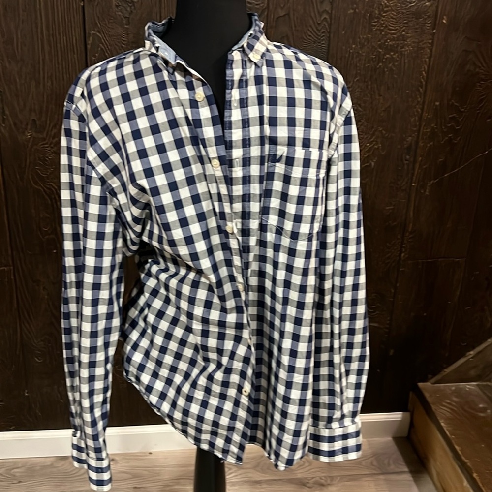 Super cute button up Nautica dress shirt Size large